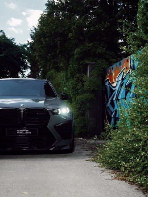 BMW X5 M спереди с номером Safe Driver
