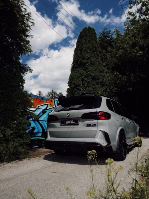 BMW X5 M сзади с номером Safe Driver