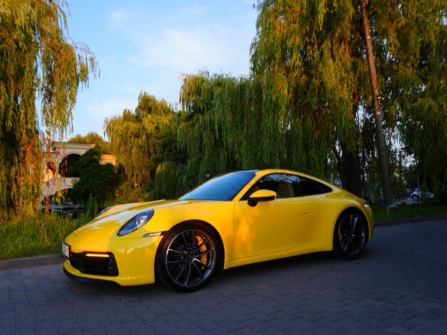 Жёлтый Porsche 911 сбоку