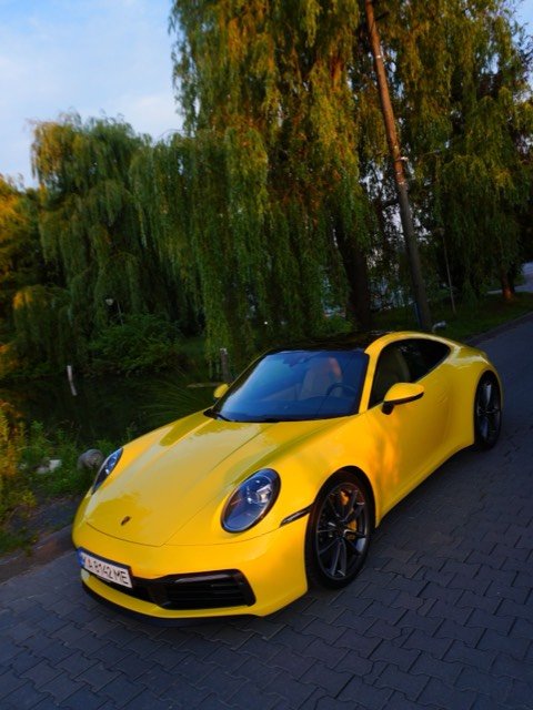 Жёлтый Porsche 911 спереди