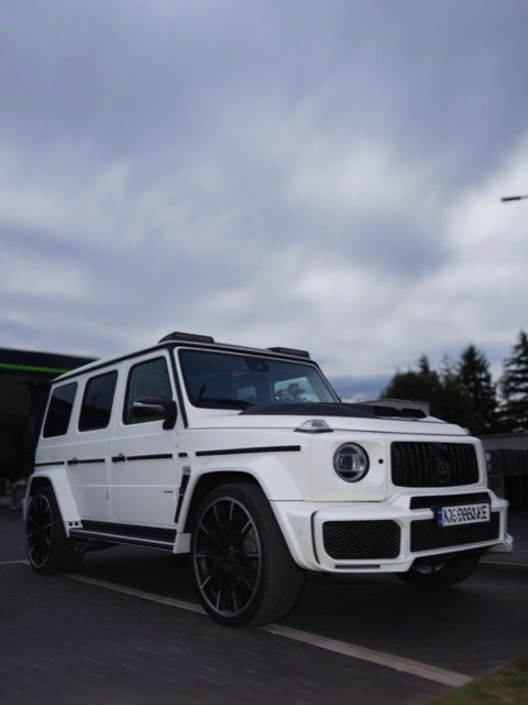 Белый Mercedes G-Class на парковке