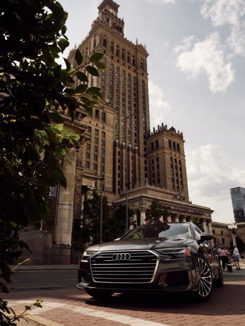 Audi A6 на фоне Дворца культуры в Варшаве