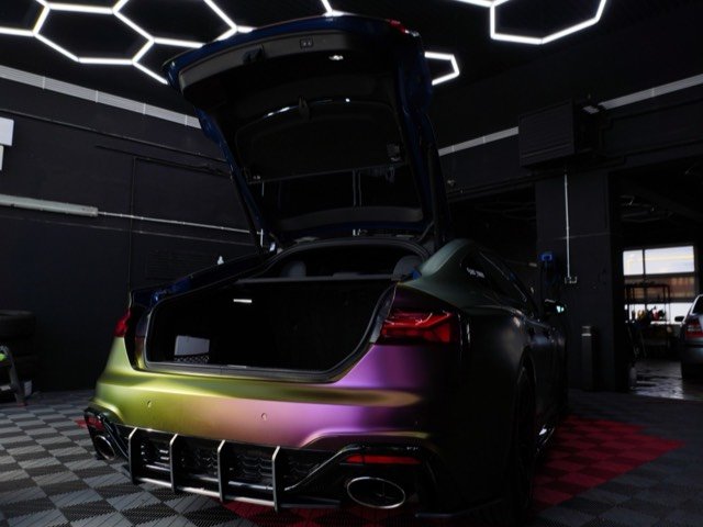 Audi RS5 в боксе с открытым багажником