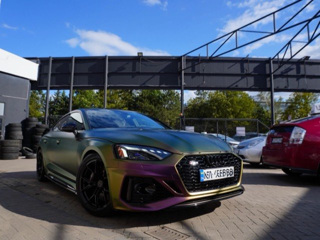 Audi RS5 в плёнке хамелеон, вид спереди