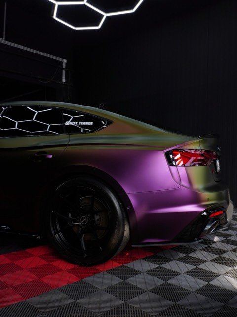 Audi RS5 в плёнке хамелеон, вид сбоку